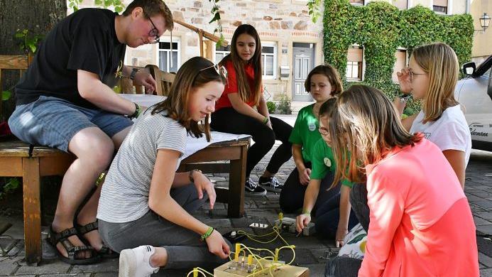 Kabel an der Stadtpfarrkirche Bad Königshofen. Hier mussten die Minis die Kabel so einstecken, dass die Lämpchen leuchteten.  Foto: Hanns Friedrich
