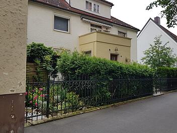 Diese grüne Oase eines Anwesens im Stadtgraben wollen die Mitglieder des Bau-, Stadtentwicklungs- und Wirtschaftsausschusses unbedingt erhalten wissen und auch aus Verkehrssicherheitsgründen hier keine weiteren Parkplätze auf dem Grundstück zulassen. K.-H. Hofmann