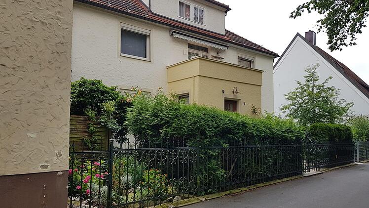 Diese grüne Oase eines Anwesens im Stadtgraben wollen die Mitglieder des Bau-, Stadtentwicklungs- und Wirtschaftsausschusses unbedingt erhalten wissen und auch aus Verkehrssicherheitsgründen hier keine weiteren Parkplätze auf dem Grundstück zulassen. K.-H. Hofmann