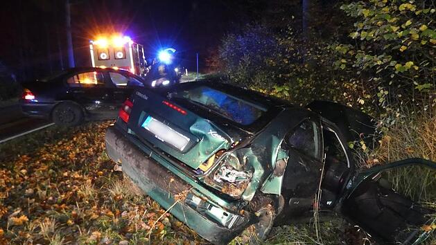 W&auml;hrend des &Uuml;berholvorgangs prallte der BMW (im Hintergrund) seitlich auf den Citroen, der sich daraufhin mehrfach &uuml;berschlug. Christian Licha