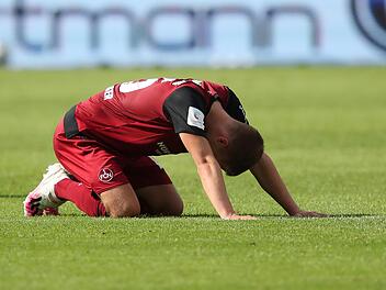 Symbolisch: Ein Club-Spieler am Boden. Auch die Fans sind leidensfähig - gerade nach Derbys. Daniel Karmann