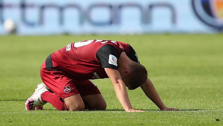 Symbolisch: Ein Club-Spieler am Boden. Auch die Fans sind leidensfähig - gerade nach Derbys. Daniel Karmann