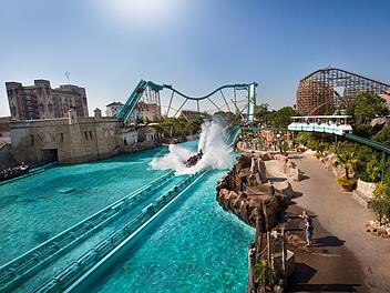 Im Europa-Park gibt es viele verschiedene Achterbahnen. Die Atlantica Super Splash im portugiesischen Themenbereich ist bei den Besuchern besonders beliebt.