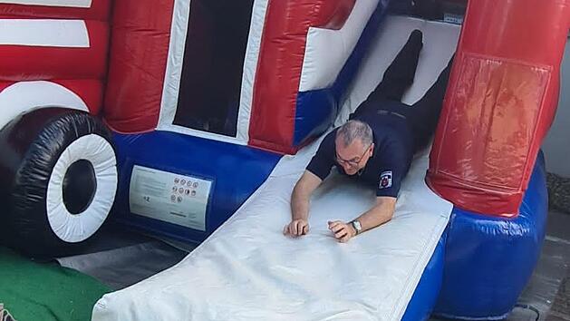 Nicht nur Kinder hatten in der Erlebnis-H&uuml;pfburg der Feuerwehr ihren Spa&szlig;.