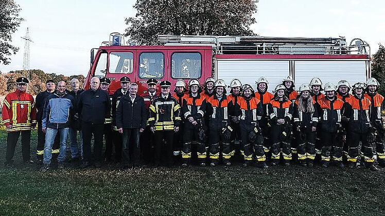 Die Teilnehmer (von rechts) Felix Schwabe, Fabian Rebhan, Patrick Neubauer, Matthias Neubauer, Sven Suffa, Karin Neubauer, Manuel M&uuml;ller, Lena Hergenr&ouml;ther, Andreas Wittmann, Lukas Eisenbei&szlig;, Julian Schmidt, Fabian V&ouml;lk, Tobias Hergenr&ouml;ther, Sebas...