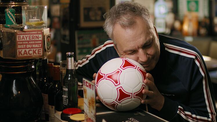 TV-Moderator Arnd Zeigler liebt den Fu&szlig;ball, sch&auml;tzt Franz Beckenbauer und ist (siehe Bild links) kein Fan vom FC Bayern. Aber: "Franz Beckenbauer ist jemand gewesen, der war schon bei mir, da war ich Acht. Und er ist immer noch bei mir."