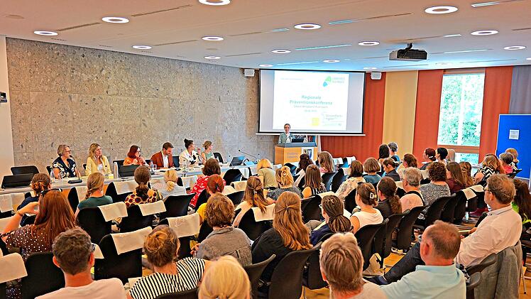 Rund 70 Vertreter aus Medizin, Gesundheitsf&ouml;rderung, Pr&auml;vention, Beratung, Seniorenarbeit, Verwaltung und Ehrenamt entwickelten bei der Regionalen Pr&auml;ventionskonferenz im Landratsamt Kulmbach gemeinsam Ideen f&uuml;r Pr&auml;ventionsarbeit.Bj&ouml;rn Karnst&auml;dt/L...
