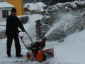Mit der Schneefräse ist die soeben gefallene weiße Pracht schnell in Mannsflur von der Hofeinfahrt geräumt. Fotos: Klaus-Peter Wulf