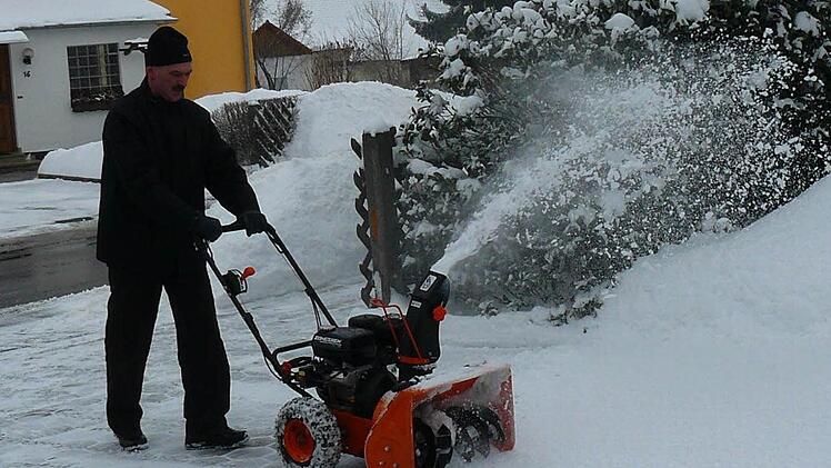 Mit der Schneefräse ist die soeben gefallene weiße Pracht schnell in Mannsflur von der Hofeinfahrt geräumt. Fotos: Klaus-Peter Wulf