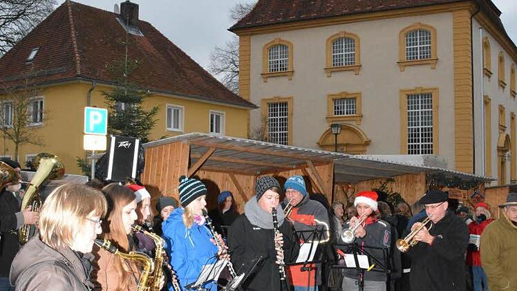 Die Weisachtaler Blasmusik Maroldsweisach gab beim Weihnachtsmarkt ein Standkonzert.Fotos: Gerhard Schmidt