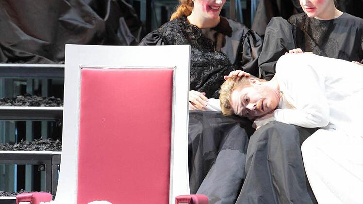 Toby Spence als Titus und Choristen im 2. Akt