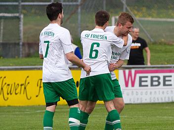 Viel Grund zum Jubeln hatten die Fußballer des SV Friesen am Wochenende. Die drei Herrenmannschaften erzielten zusammen nicht weniger als 24 Tore. Sechs davon gingen allein auf das Konto von Dominic Kraus (rechts im Bild), der seit Jahren in der Kreisliga immer wieder trifft. Foto: Heinrich Weiß/Archiv