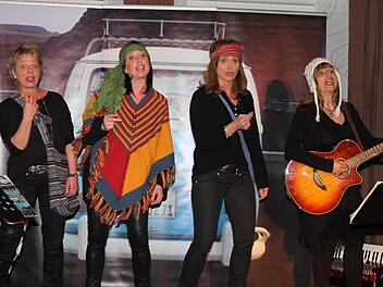 Die vier vorwitzigen Frauen von Intakt imponierten vor ausverkauftem "Haus am Knock" in Teuschnitz mit ihrem Programm "Vorwärts Leut', wir müssen zurück". Das Bild zeigt (von links) Helen Diaz, Kathrin Bötsch, Lis Wilczek und Heike Vogel.  Foto: Michael Wunder