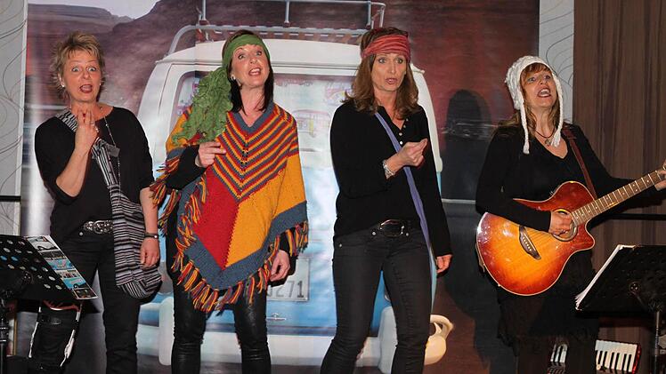 Die vier vorwitzigen Frauen von Intakt imponierten vor ausverkauftem "Haus am Knock" in Teuschnitz mit ihrem Programm "Vorwärts Leut', wir müssen zurück". Das Bild zeigt (von links) Helen Diaz, Kathrin Bötsch, Lis Wilczek und Heike Vogel.  Foto: Michael Wunder