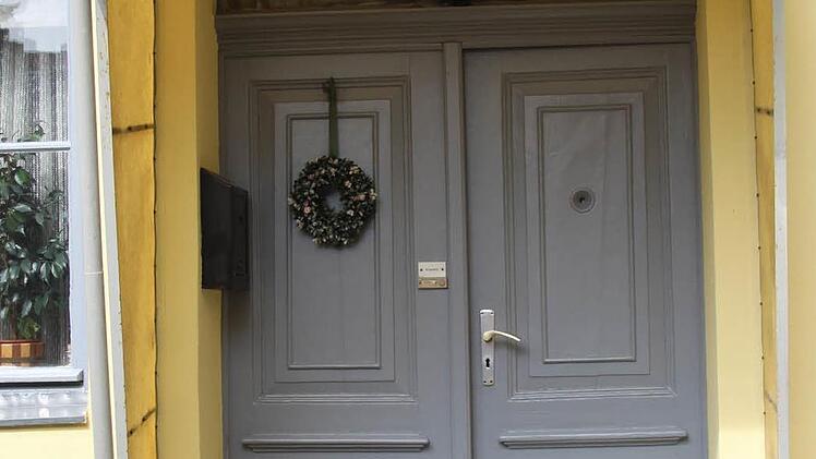 Ein Schmuckstück ist auch die schöne alte Tür. Foto: Helke Renner