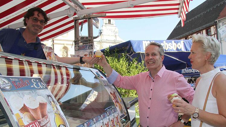 Brauerei-Chef Markus Stodden und seine Frau genossen das erste Radler-Eis nach italienischer Art. Foto: Sonja Adam