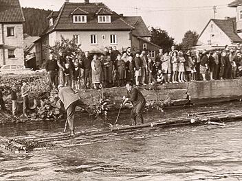Die Flößerei hat in Wallenfels eine lange Tradition. Unsere Aufnahme von 1986 zeigt Wallenfelser Flößer bei einer Schaufloßfahrt. Foto: G. Fleischmann