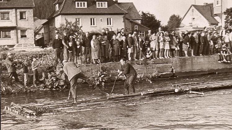 Die Flößerei hat in Wallenfels eine lange Tradition. Unsere Aufnahme von 1986 zeigt Wallenfelser Flößer bei einer Schaufloßfahrt. Foto: G. Fleischmann