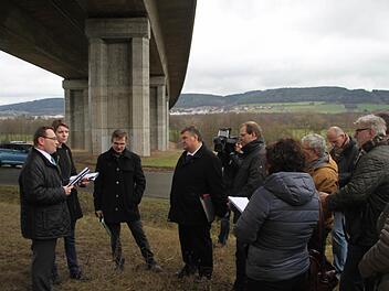 Die Bundestagsabgeordneten Ulrich Lange und Emmi Zeulner mit Thomas Pfeifer von der Autobahndirektion und Bürgermeister Gerhard Schneider (von links) im Gespräch mit Anwohnern unter der Talbrücke. Alexander Hartmann