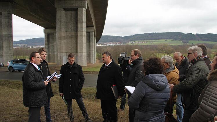 Die Bundestagsabgeordneten Ulrich Lange und Emmi Zeulner mit Thomas Pfeifer von der Autobahndirektion und Bürgermeister Gerhard Schneider (von links) im Gespräch mit Anwohnern unter der Talbrücke. Alexander Hartmann