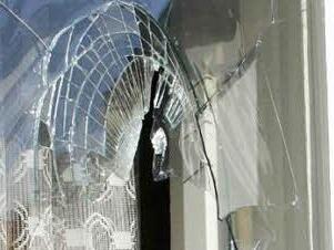 Eine mutwillig eingeworfene Fensterscheibe.  Symbolbild: eki