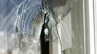 Eine mutwillig eingeworfene Fensterscheibe.  Symbolbild: eki