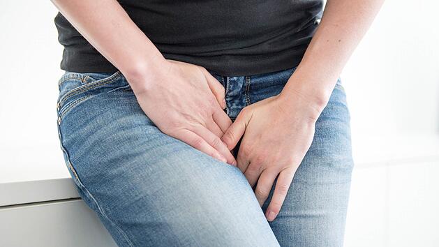 Eine Harninkontinenz nehmen Betroffene oft stillschweigend hin, wechseln die W&auml;sche und hoffen darauf, dass das unwillk&uuml;rliche Wasserlassen niemand bemerkt. Foto: Inga Kjer, dpa