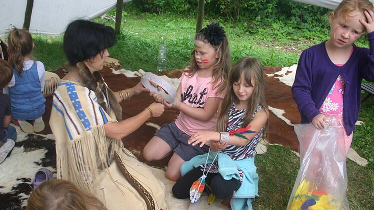 Vor allem die M&auml;dchen waren beim Basteln von Indianerschmuck voll bei der Sache.