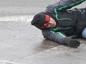 Ein Rentner ist am Sonntagabend in Leutershausen (Kreis Ansbach) wegen Schneeglätte auf die Straße gestürzt. Symbolbild: dpa