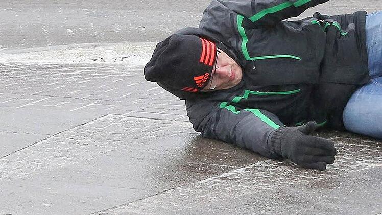 Ein Rentner ist am Sonntagabend in Leutershausen (Kreis Ansbach) wegen Schneeglätte auf die Straße gestürzt. Symbolbild: dpa