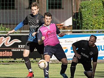Der Wallenfelser Matthias Zeitler (rotes Trikot) versucht in dieser Szene den Ball gegen Ziegelerdens Robert Bär abzuschirmen. Foto: Heinrich Weiß