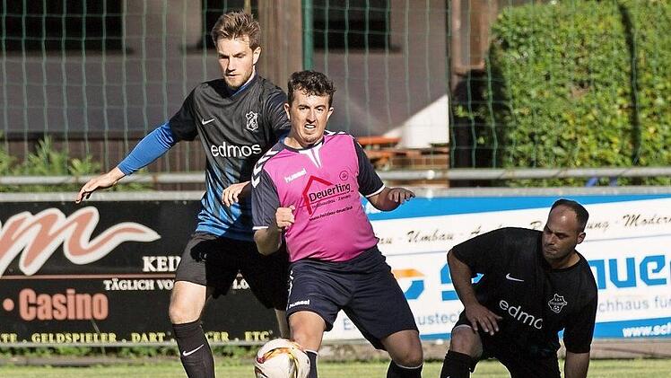 Der Wallenfelser Matthias Zeitler (rotes Trikot) versucht in dieser Szene den Ball gegen Ziegelerdens Robert Bär abzuschirmen. Foto: Heinrich Weiß