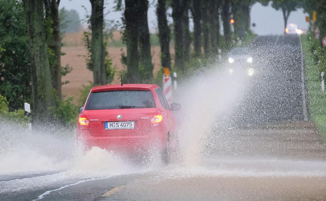 Dauerregen über Deutschland: Rettungskräfte kämpfen mit Regenmassen