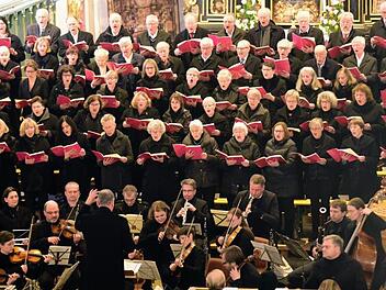 Immer wieder ein eindrucksvolles Bild: die Kulmbacher Kantorei und das Orchester "Musica Juventa" bei der Aufführung von Bachs Weihnachtsoratorium in der Petrikirche  Foto: Stephan Herbert Fuchs