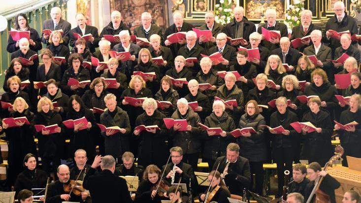 Immer wieder ein eindrucksvolles Bild: die Kulmbacher Kantorei und das Orchester "Musica Juventa" bei der Aufführung von Bachs Weihnachtsoratorium in der Petrikirche  Foto: Stephan Herbert Fuchs