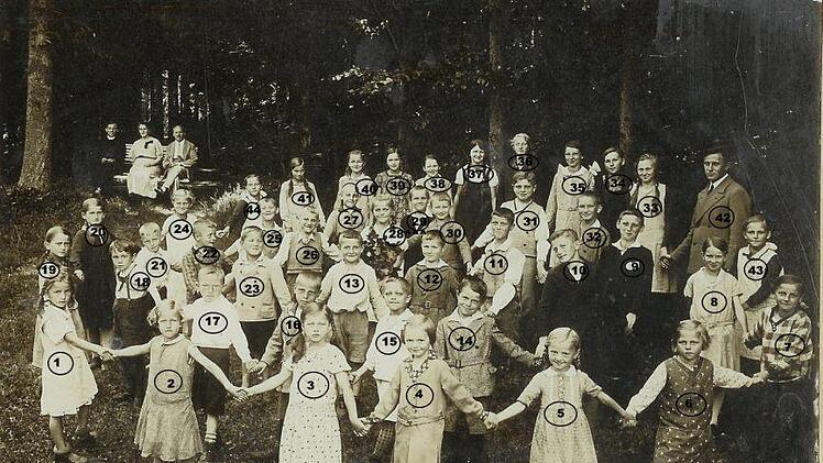 Die  Schüler aus Schwand und Römersreuth 1932. Die Kinder aus den anderen Gemeindeteilen mussten entweder nach Stadtsteinach, nach Zaubach, nach Wartenfels oder nach Presseck. Repro: Wunder