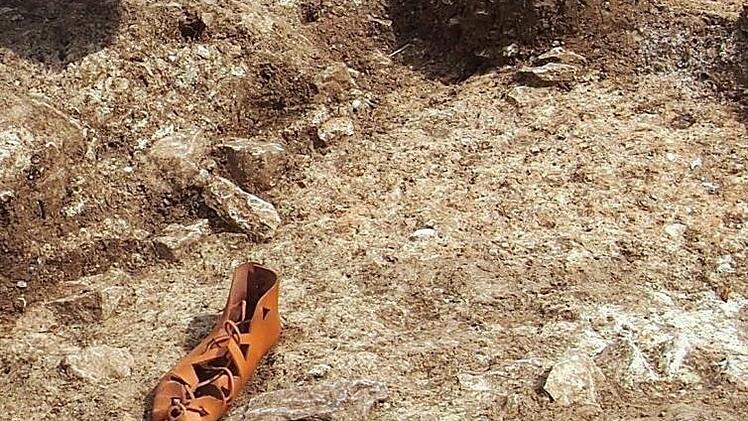 Fußabdrücke aus keltischer Zeit fanden die Archäologen am Staffelsberg auch -  Größe 43, wie Grabungsleiter Dr. Markus Schußmann anmerkte. Landratsamt