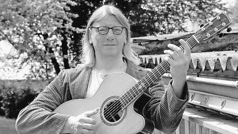Der Fingerstyle-Gitarrist Volker Groß zeigt am 6. Oktober im Gasthof "Zur Linde" in Unnersdorf sein Können.  Foto: privat