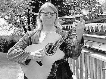 Der Fingerstyle-Gitarrist Volker Groß zeigt am 6. Oktober im Gasthof "Zur Linde" in Unnersdorf sein Können.  Foto: privat