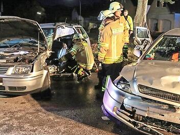 Der Unfallverursacher war in seinem Fahrzeug (links) eingeklemmt und musste von der Feuerwehr befreit werden.  Foto: News5