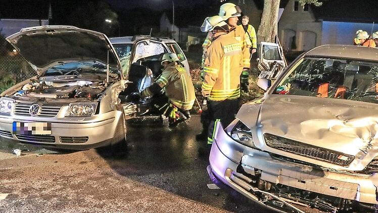 Der Unfallverursacher war in seinem Fahrzeug (links) eingeklemmt und musste von der Feuerwehr befreit werden.  Foto: News5