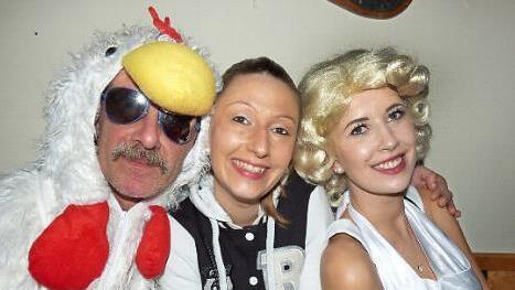 Sogar Marilyn Monroe (rechts) war zum Faschingsball der Vereine ins Gößweinsteiner Schützenhaus gekommen.  Foto: Thomas Weichert