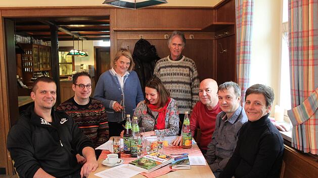 Bei der Gr&uuml;ndungsversammlung: Mike Schmitt, Fritz Striegel, Maike Heimann und Andreas Augustin (stehend), Corinna Brauer, Peter H&uuml;bschmann, G&uuml;nter Sponsel_ und Eisabeth Pfister. Foto: Carmen Schwind