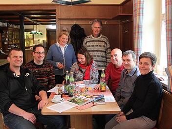 Bei der Gründungsversammlung: Mike Schmitt, Fritz Striegel, Maike Heimann und Andreas Augustin (stehend), Corinna Brauer, Peter Hübschmann, Günter Sponsel_ und Eisabeth Pfister. Foto: Carmen Schwind