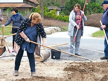 Zusammen mit dem Bund Naturschutz, dem Obst- und Gartenbauverein Weisendorf und engagierten B&uuml;rgern wurde auf dem Gel&auml;nde der Buswendeanlage in Weisendorf eine Bl&uuml;hwiese angelegt. Anlass daf&uuml;r war der abgelehnte kommunale Aktionsplan im Gemeinderat.  Foto: Theresa Schiffl