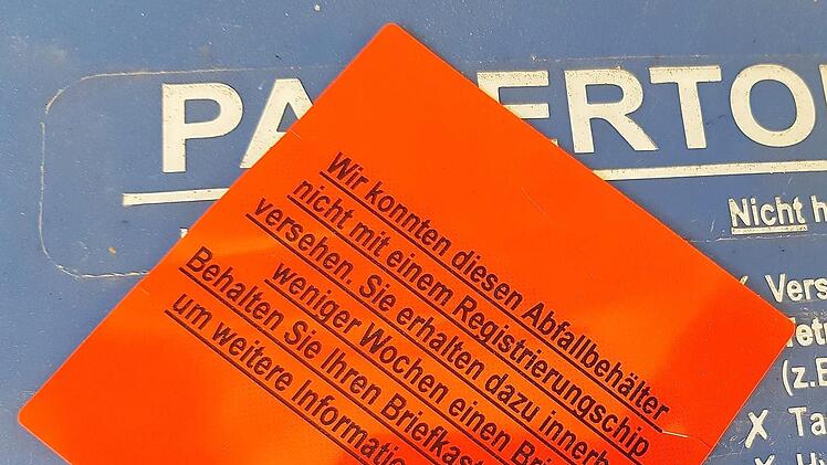 Nicht immer klappt die Identifizierung/Zuordnung der Tonnen reibungslos. Rote Zettel zeigen es.
