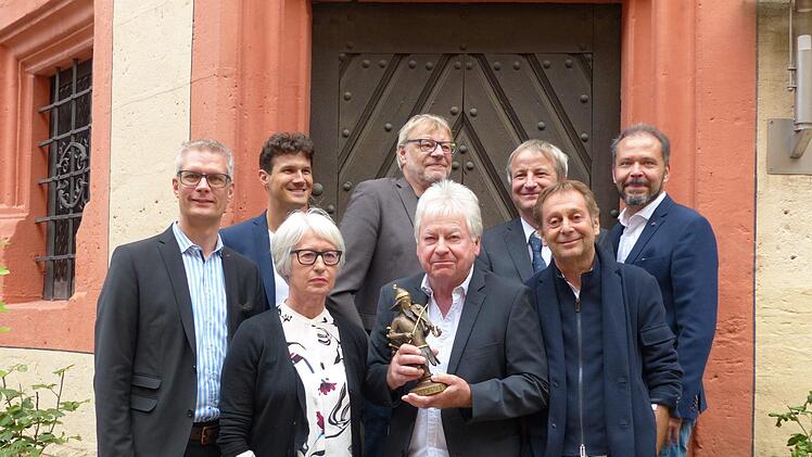 Der Preisträger Harald Hubl, umrahmt von seinen Vorgängern und Funktionären (von links) OB Uwe Kirschstein, Astrid Haas, Mathias Wehr, Reiner Schütz, Mathias Mönius, Harald Winter und Laudator Kurt Neubauer Foto: Pauline Lindner