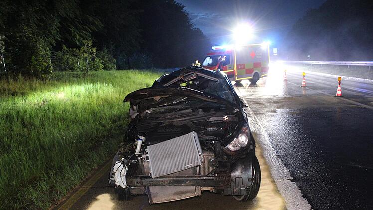 Bei einem weiteren Unfall hat sich ein Pkw mehrfach überschlagen. Foto: Sebastian Gerr/Feuerwehr Bad Brückenau