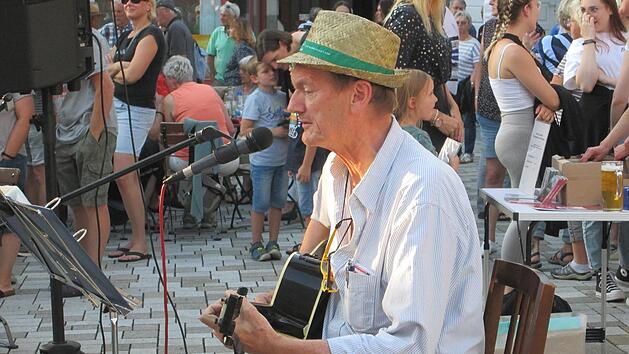 Der Hammelburger Mundarts&auml;nger in seinem Element. F&uuml;r seine selbstkomponierten Lieder bekam er viel Beifall.