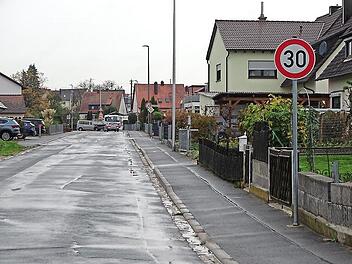Die Uttstadter Straße ist nicht im besten Zustand, was durch die starke Belastung mit LKWs, Treckern und Lastzügen zu Lärmbelästigungen führt.